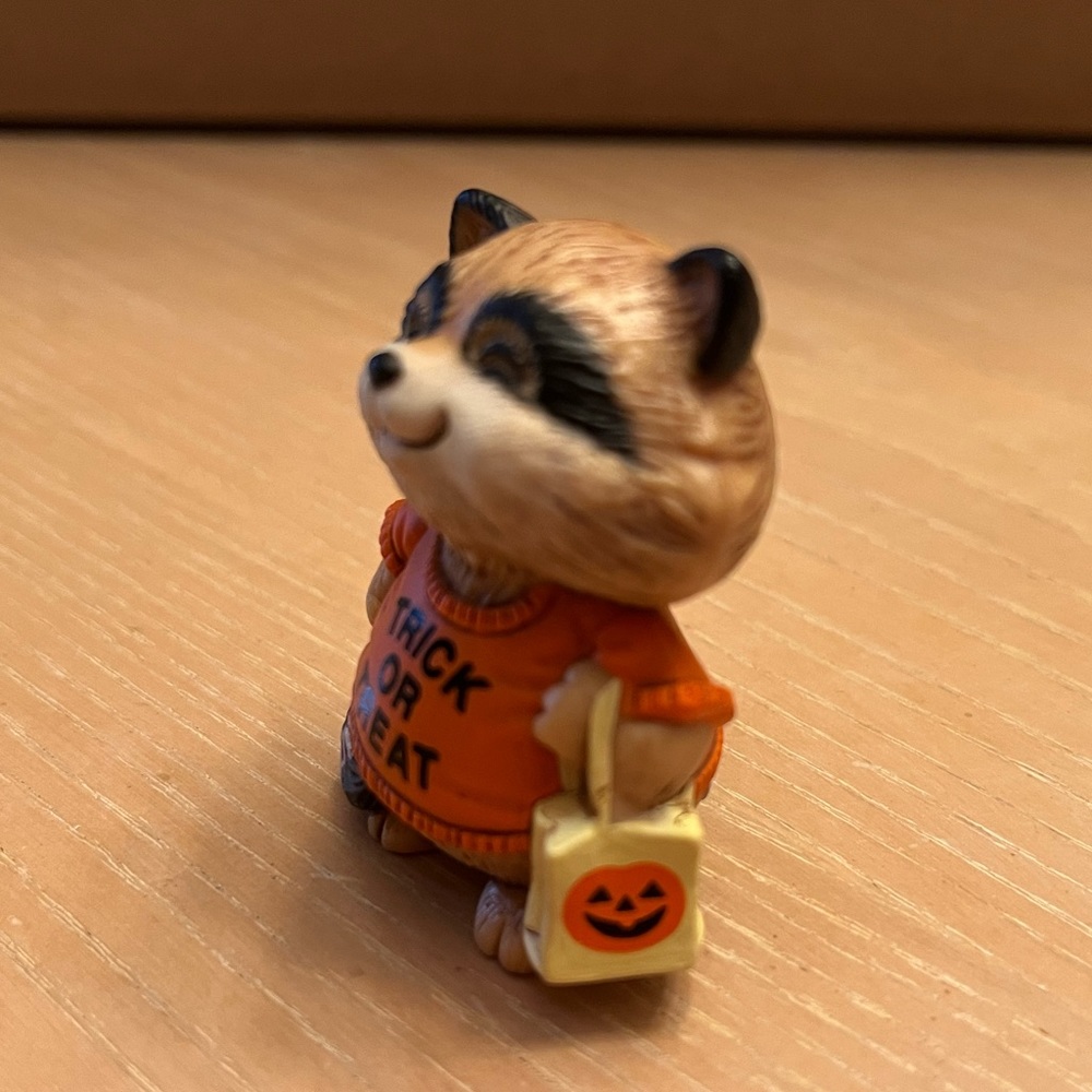 Hallmark vintage Merry Miniatures Halloween “Shirt Tales” figurine from 1983. - Picture 4 of 7